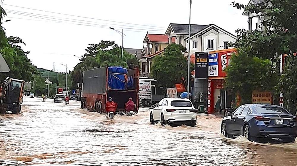 Thủy điện và hồ đập xả lũ, nhà dân ở Nghệ An ngập sâu trong nước-8