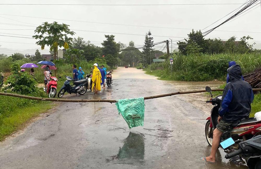 Thủy điện và hồ đập xả lũ, nhà dân ở Nghệ An ngập sâu trong nước-10
