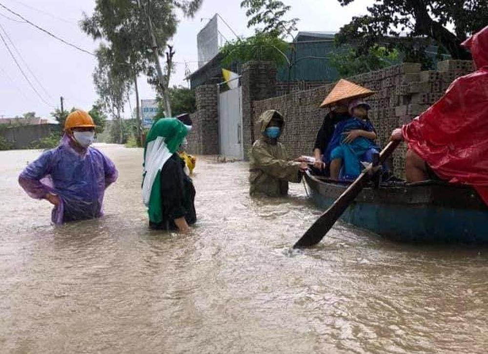 Thủy điện và hồ đập xả lũ, nhà dân ở Nghệ An ngập sâu trong nước-14