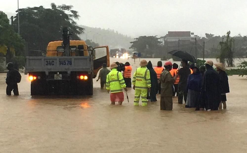 Thủy điện và hồ đập xả lũ, nhà dân ở Nghệ An ngập sâu trong nước-17