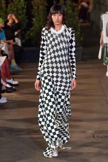 Phương Oanh trình diễn ở Tuần lễ thời trang Milan-1