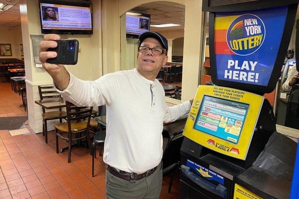 Những người đổi đời nhờ trúng số độc đắc tiêu tiền ra sao?-1