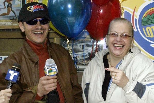 Những người đổi đời nhờ trúng số độc đắc tiêu tiền ra sao?-2