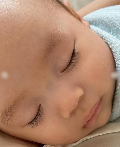 Con trai thứ hai của Phạm Hương có đặc điểm giống anh cả như lột-2