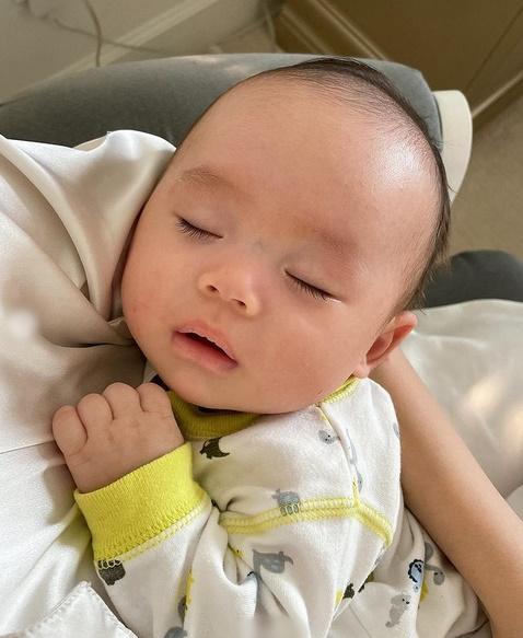 Con trai thứ hai của Phạm Hương có đặc điểm giống anh cả như lột-3