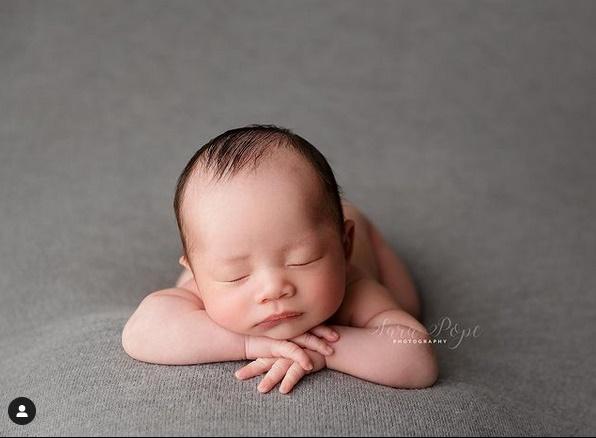 Con trai thứ hai của Phạm Hương có đặc điểm giống anh cả như lột-6