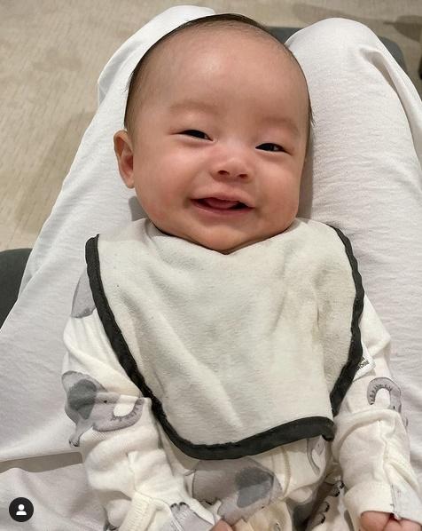 Con trai thứ hai của Phạm Hương có đặc điểm giống anh cả như lột-4