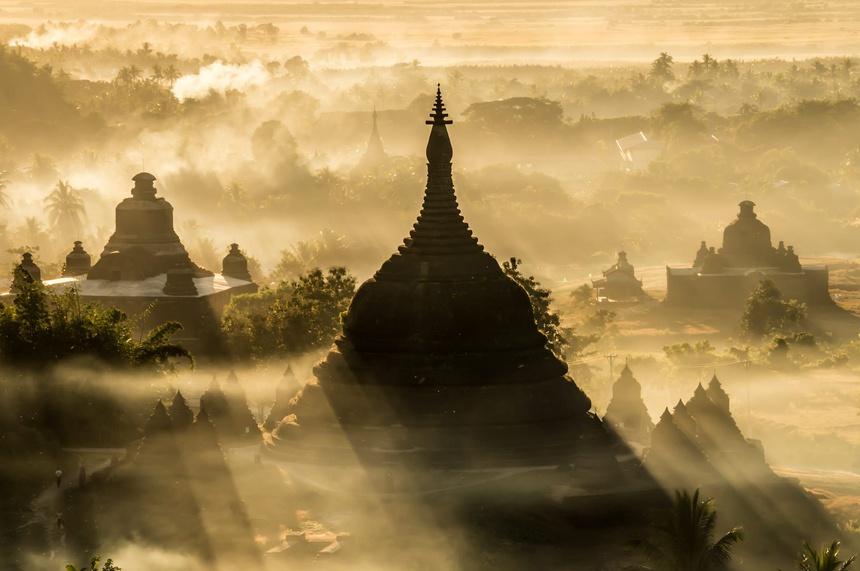 Mrauk U là thị trấn yên bình ở bang Rakhine, miền Tây Myanmar. Trong giai đoạn 1430-1780, đây là kinh đô của Arakan, vương quốc hùng mạnh nằm dọc theo đồng bằng ven biển và đầm lầy ngập mặn giáp với vịnh Bengal. Bấy giờ, Mrauk U trở thành trung tâm giao thương sầm uất và có sự giao thoa giữa các nền văn hóa: tín đồ Islam và Phật tử làm quan lại trong triều đình, thương nhân Trung Quốc và phương Tây buôn bán trong các khu phố hay samurai Nhật Bản bảo vệ cung điện hoàng gia. Ảnh: Alamy.