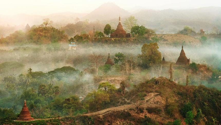 Ngày nay, Mrauk U là điểm du lịch, khảo cổ nổi tiếng ở Myanmar với hai yếu tố độc đáo: những ngôi đền Phật giáo bằng đá và mạng lưới phòng thủ quân sự như một pháo đài. Các vị vua Arakan đã xây dựng hàng trăm ngôi đền, chùa chiền ở 