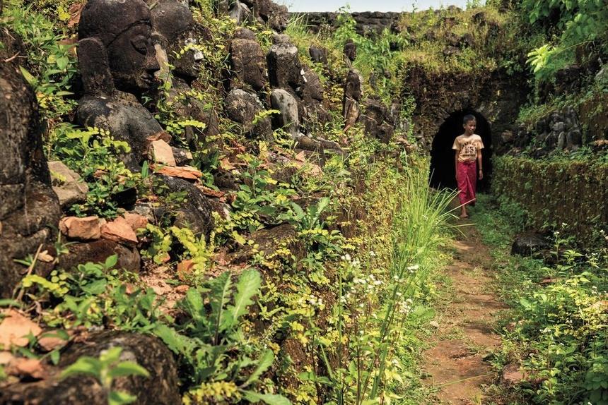 Koethaung là công trình kiến trúc lớn nhất ở Mrauk U. Tên của ngôi chùa có nghĩa 90.000, tương ứng với số tượng Phật được tạc khi vua Mintaikkha cho xây dựng Koethaung. Nhìn từ xa, ngôi chùa giống như pháo đài với những bức tường đá và bậc thang, được bao quanh bởi cánh đồng lúa bát ngát. Lối vào chùa nằm ở phía đông, uốn lượn quanh các tầng cho tới căn phòng trung tâm trong tháp chính có hình bát giác. Ngoài ra, Koethaung còn có 108 ngôi chùa nhỏ bằng sa thạch nằm trên các khoảnh sân. Ảnh: Kritize.