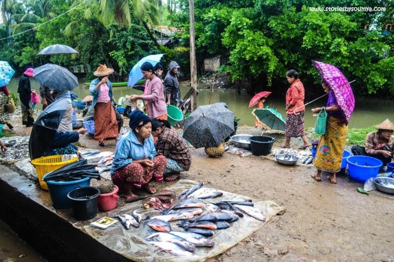 Du khách có thể thuê xe đạp hoặc xe jeep để đi vòng quanh Mrauk U. Vào buổi sáng, du khách nên tản bộ xuống khu chợ địa phương để quan sát và hiểu về cuộc sống thường nhật của người dân. Ngoài ra, Mrauk U cũng có những món ăn tuyệt vời dành cho tín đồ ẩm thực như cà ri tôm Rakhine, súp lơ xào... Ảnh: Stories by Soumya.