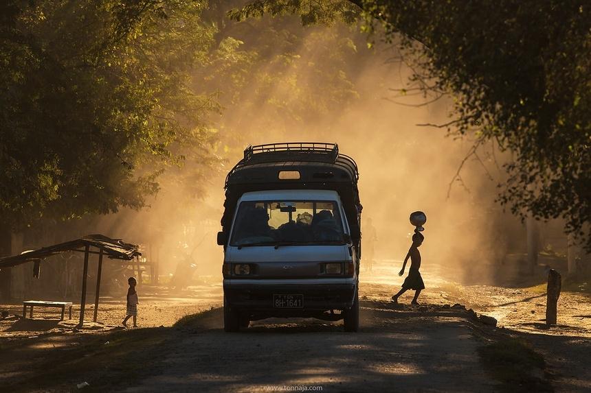 Các vụ xung đột bang Rakhine giữa quân đội Arakan Rohingya và lực lượng an ninh Myanmar trong nhiều năm qua đã khiến hoạt động du lịch ở Mrauk U đình trệ. Đây là điều đáng tiếc vì nhiều du khách cho rằng Mrauk U cũng là biểu tượng của thành tựu kiến trúc và nghệ thuật như Bagan, cố đô của Myanmar. Nhưng trong khi Bagan trở thành điểm du lịch nổi tiếng, 