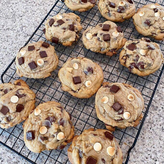 Buổi chiều, Tăng Thanh Hà lại vào bếp làm bánh cookies chocolate chips cho 2 con. Cô thường xuyên học thêm nhiều món bánh mới, từ những món bánh đơn giản, chế biến nhanh tới các loại bánh kem phức tạp để chiều lòng các bé. Mùa dịch không chuẩn bị được nhiều nguyên liệu, món cookies chocolate chips này là sự lựa chọn thích hợp bởi chỉ cần một số thành phần cơ bản như đường, bột mì, bơ, bột nở, trứng gà, chocolate chips... Bánh giòn giòn, thơm và ngậy béo.