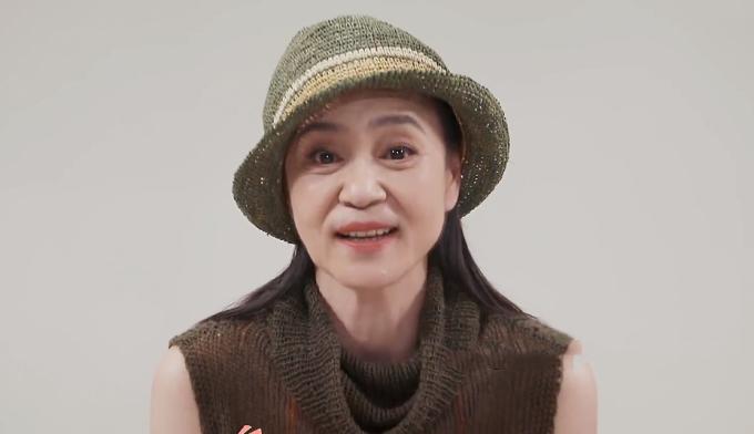 Lưu Tuyết Hoa: Tuổi già nghiện thuốc lá, bầu bạn với chó cưng-2