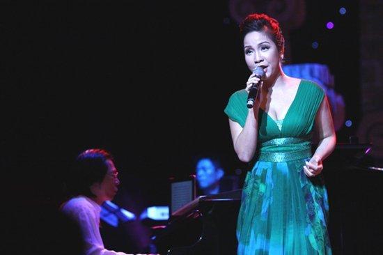 Hết hồn fan cuồng lao lên sân khấu chắp tay vái lạy Mỹ Linh-4