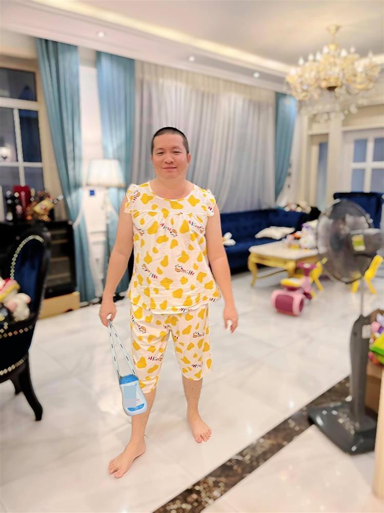 Ông xã Di Băng mặc đồ bà vú, bán dung dịch vệ sinh phụ nữ-1