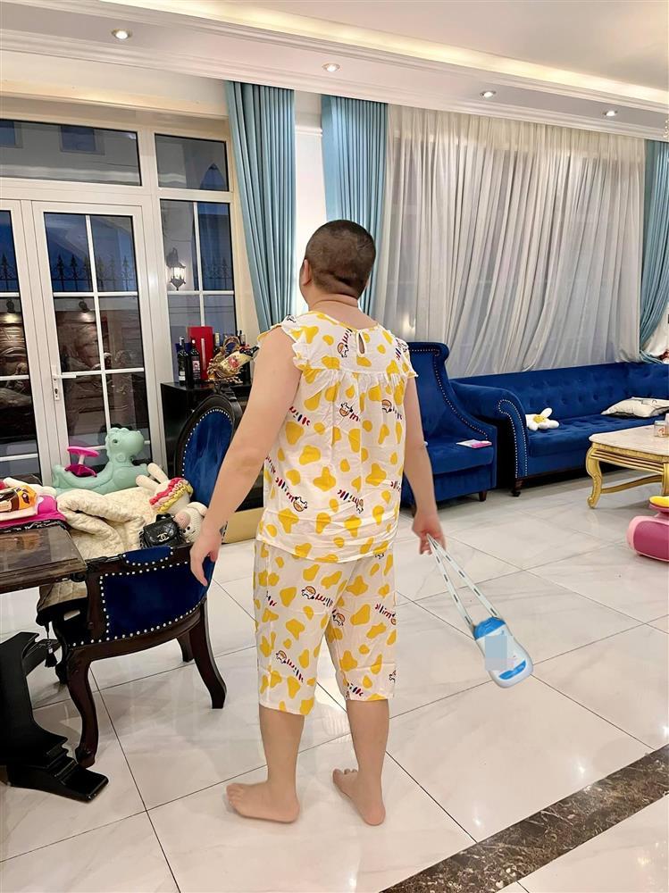 Ông xã Di Băng mặc đồ bà vú, bán dung dịch vệ sinh phụ nữ-2