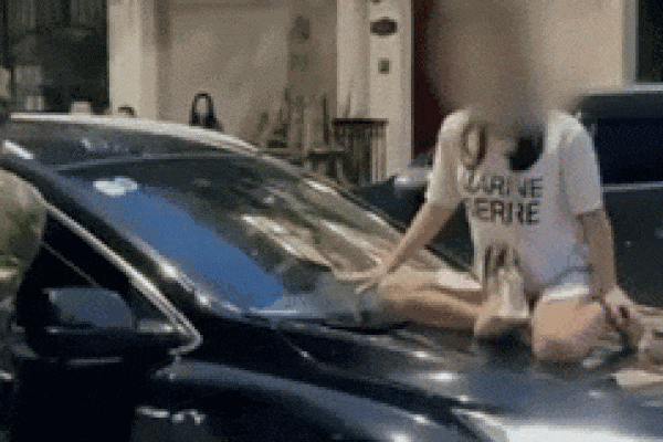 Clip: Chồng đi với bồ, vợ sôi máu nhảy lên nắp capo '3 mặt 1 lời'