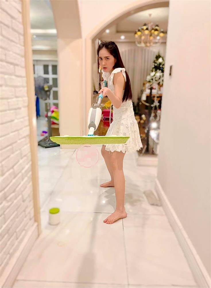 Ông xã Di Băng mặc đồ bà vú, bán dung dịch vệ sinh phụ nữ-13