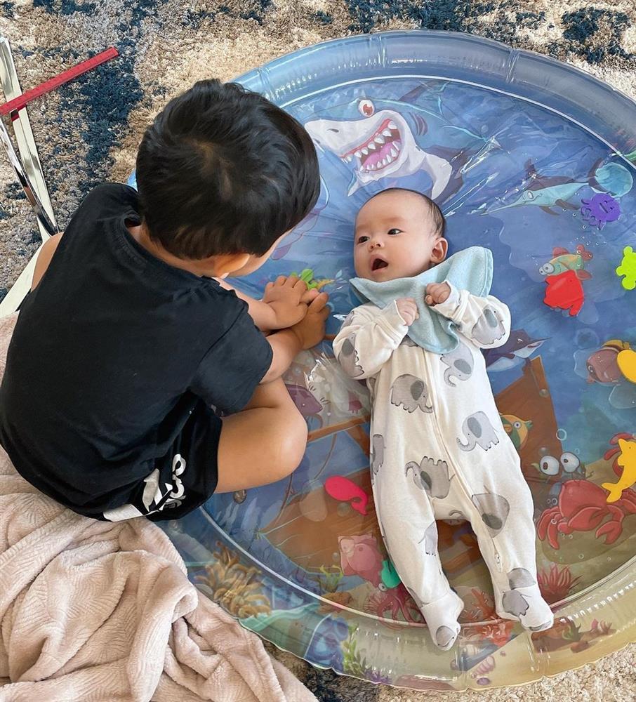 Cưng xỉu cảnh cậu cả nhà Phạm Hương thay bỉm cho em-4