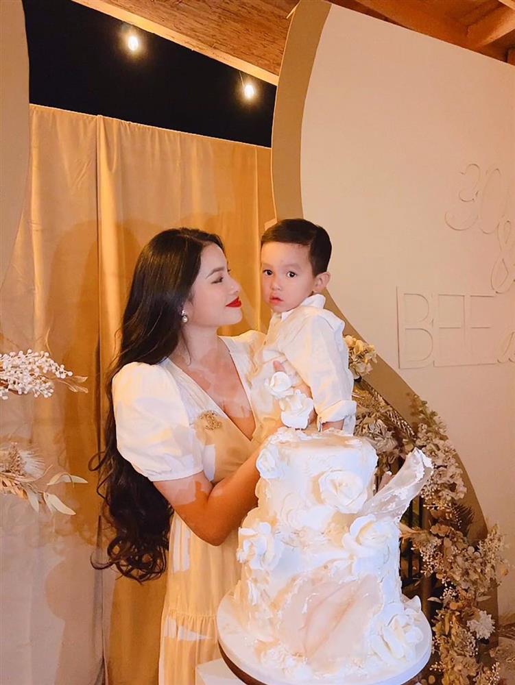 Cưng xỉu cảnh cậu cả nhà Phạm Hương thay bỉm cho em-5