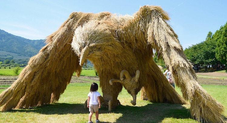 Hàng năm, bờ biển vùng Niigata, Nhật Bản, lại trở nên sống động với những sinh vật đặc biệt của Lễ hội Nghệ thuật Wara, thay vì các đụn rơm chất đống. Ảnh: Mymodernmet.