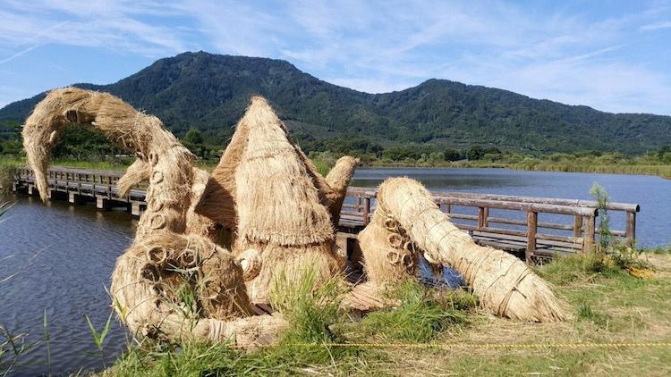 Đến đây, du khách tha hồ ngắm nhìn và tạo dáng chụp ảnh với những con đại bàng, hải mã, mực, bọ cạp khổng lồ... được làm từ rơm. Ảnh: Mymodernnet.