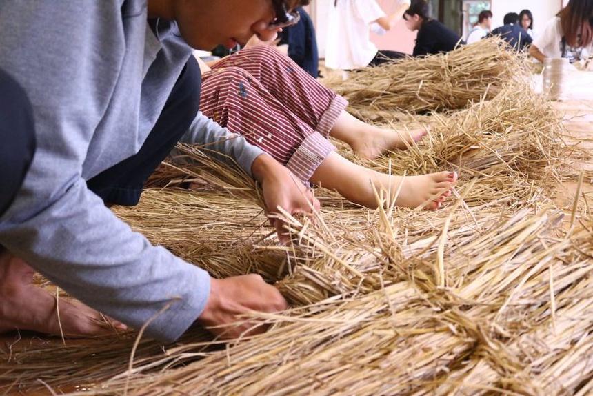 Sinh viên trường sẽ thiết kế, lên bản vẽ cho mỗi tác phẩm. Sau đó, họ cùng các thợ thủ công và người dân ở Nishikan dựng chúng lên. Ảnh: Bored Panda.