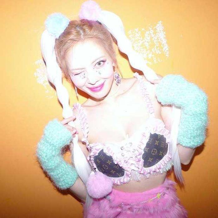 HyunA chơi lớn cắt túi LV để làm áo, xinh đẹp lại nhiều tiền là đây!-1