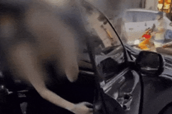 Vợ nhảy lên nóc ô tô đánh ghen: Bồ sexy, mặt cực kỳ thách thức