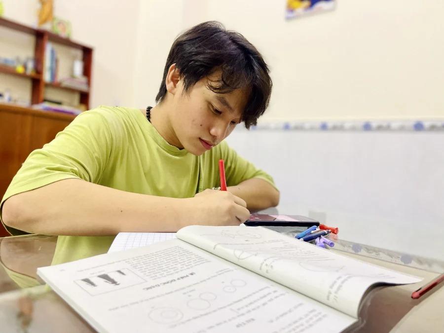 2 anh em mồ côi vì Covid-19: Em quyết tâm đạt HCV Olympic Toán-2