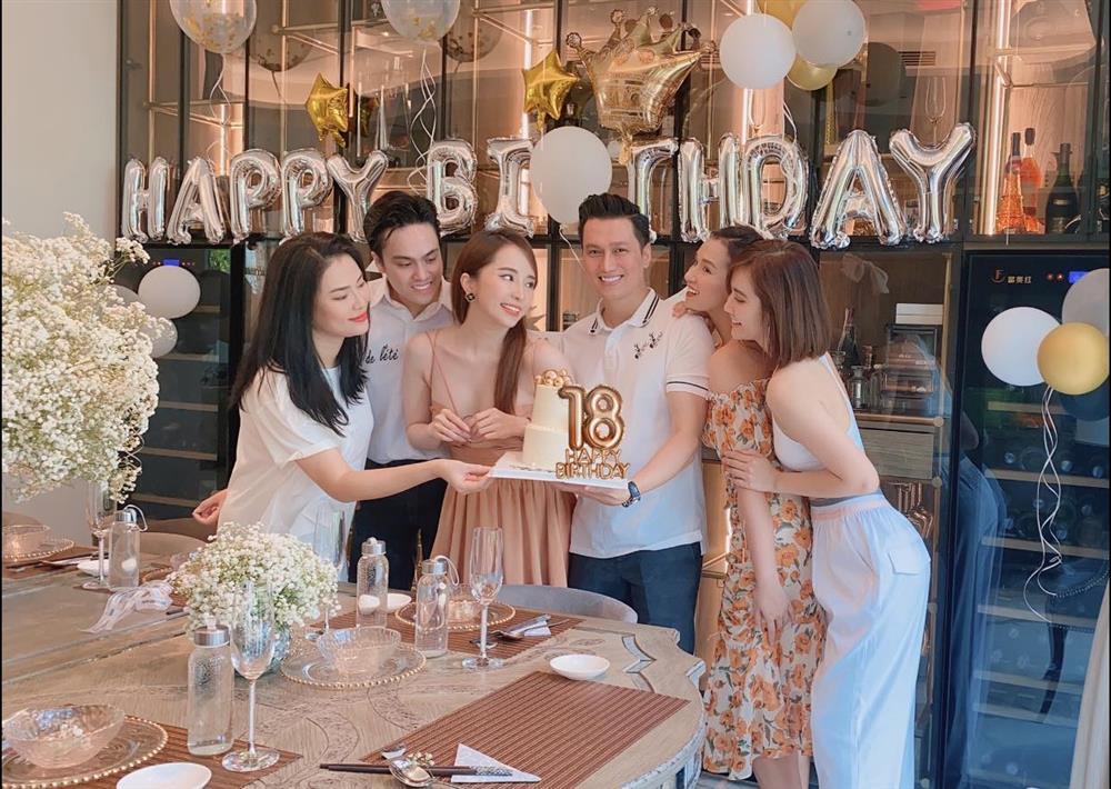 Sánh đôi cùng Việt Anh, Quỳnh Nga loay hoay che ngực sợ lộ hàng-1