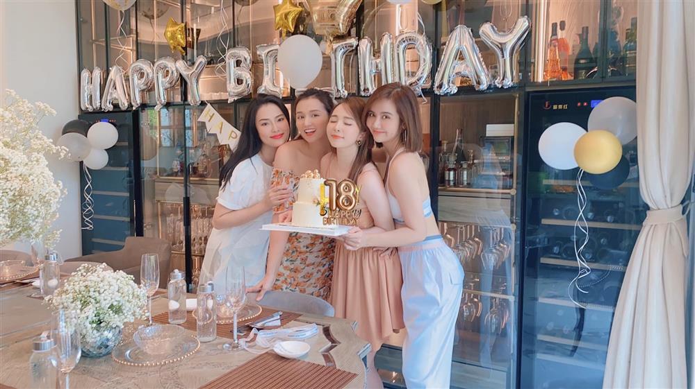 Sánh đôi cùng Việt Anh, Quỳnh Nga loay hoay che ngực sợ lộ hàng-4