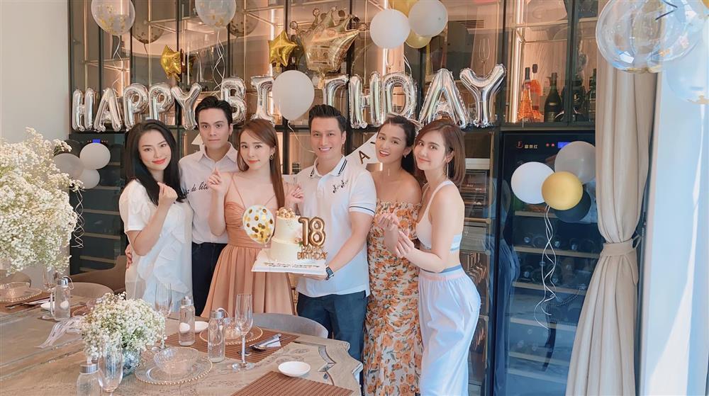 Sánh đôi cùng Việt Anh, Quỳnh Nga loay hoay che ngực sợ lộ hàng-5