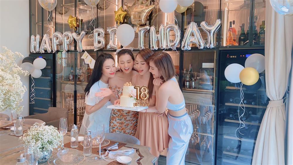 Sánh đôi cùng Việt Anh, Quỳnh Nga loay hoay che ngực sợ lộ hàng-3