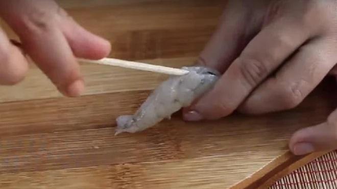 Đường chỉ đen trên lưng tôm bỏ thì mất công, giữ ăn sợ hại-2