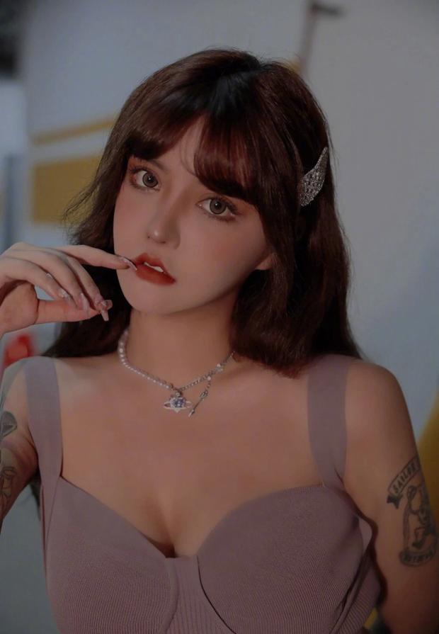 Hot girl 5 triệu follow lộ nhan sắc, hàng thật ngã ngửa-1