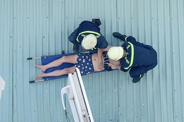 TP.HCM: Người đàn ông rơi từ lầu 4 xuống mái tôn nhà dân-1