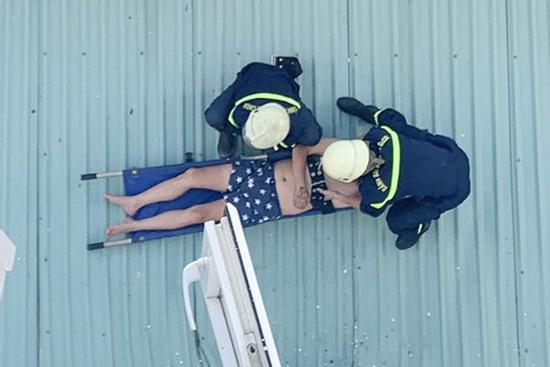 TP.HCM: Người đàn ông rơi từ lầu 4 xuống mái tôn nhà dân