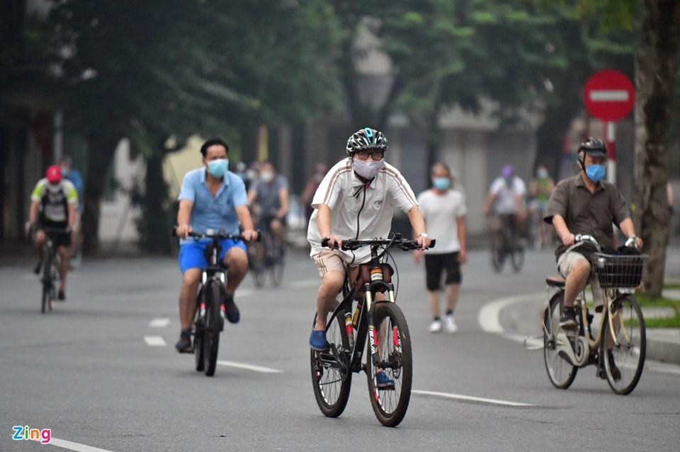 Trên vỉa hè chủ yếu là phụ nữ đi bộ, còn dưới lòng đường là các bậc cao tuổi, thanh niên, trung niên đạp xe.