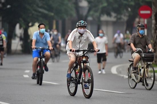 Hàng trăm người thể dục buổi sáng ở hồ Gươm