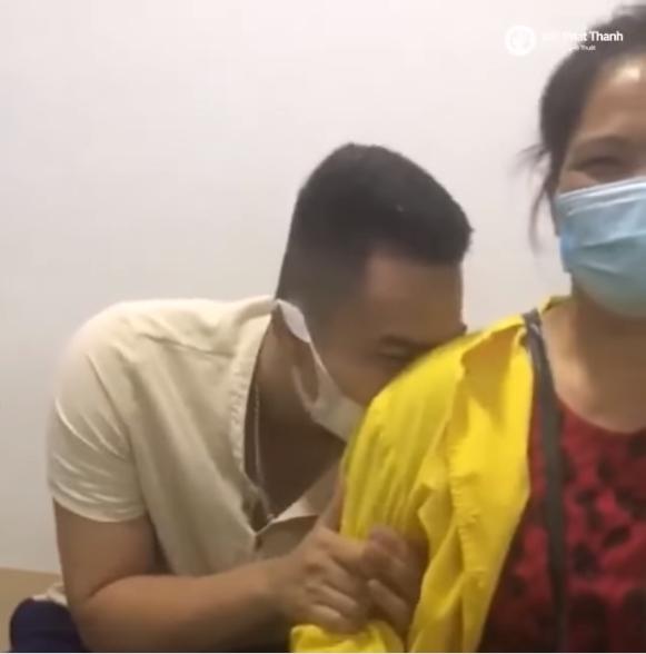 Chồng trốn sau lưng mẹ, co rúm khóc òa khi thấy vợ phải đẻ-1