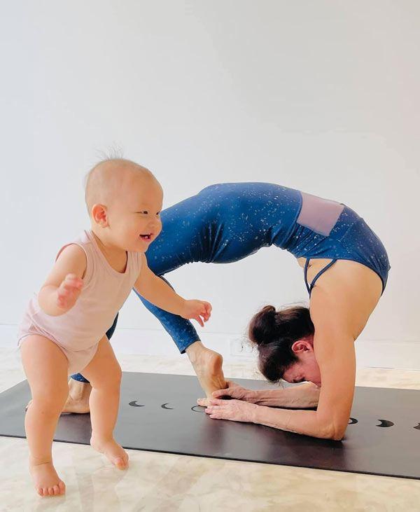 Mẹ Hà Hồ tập yoga, khoe body tuổi 64 bên 2 cháu Leon Subeo-2