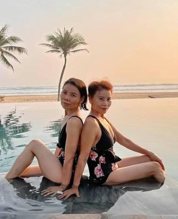 Mẹ Hà Hồ tập yoga, khoe body tuổi 64 bên 2 cháu Leon Subeo-10