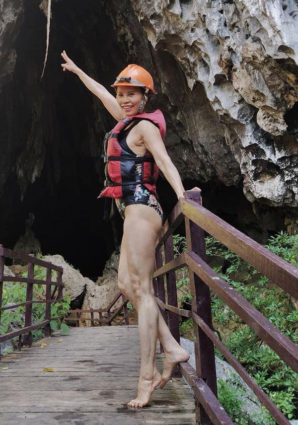 Mẹ Hà Hồ tập yoga, khoe body tuổi 64 bên 2 cháu Leon Subeo-12