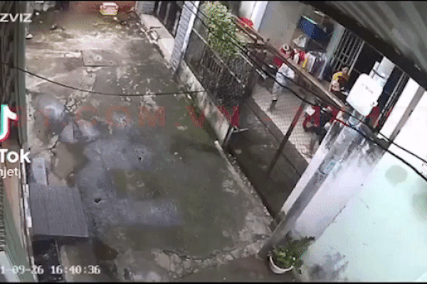 Lộ clip hung thủ chém xong quăng đầu nạn nhân ra hẻm