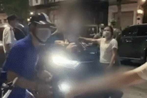 Vợ nhảy lên nóc ô tô đánh ghen: Chồng xuất hiện dáng vẻ 'bất lực'