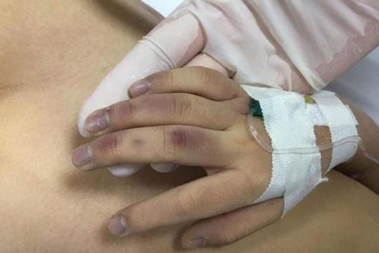 Bé gái 6 tuổi tử vong: Người bố bị khởi tố tội cố ý gây thương tích