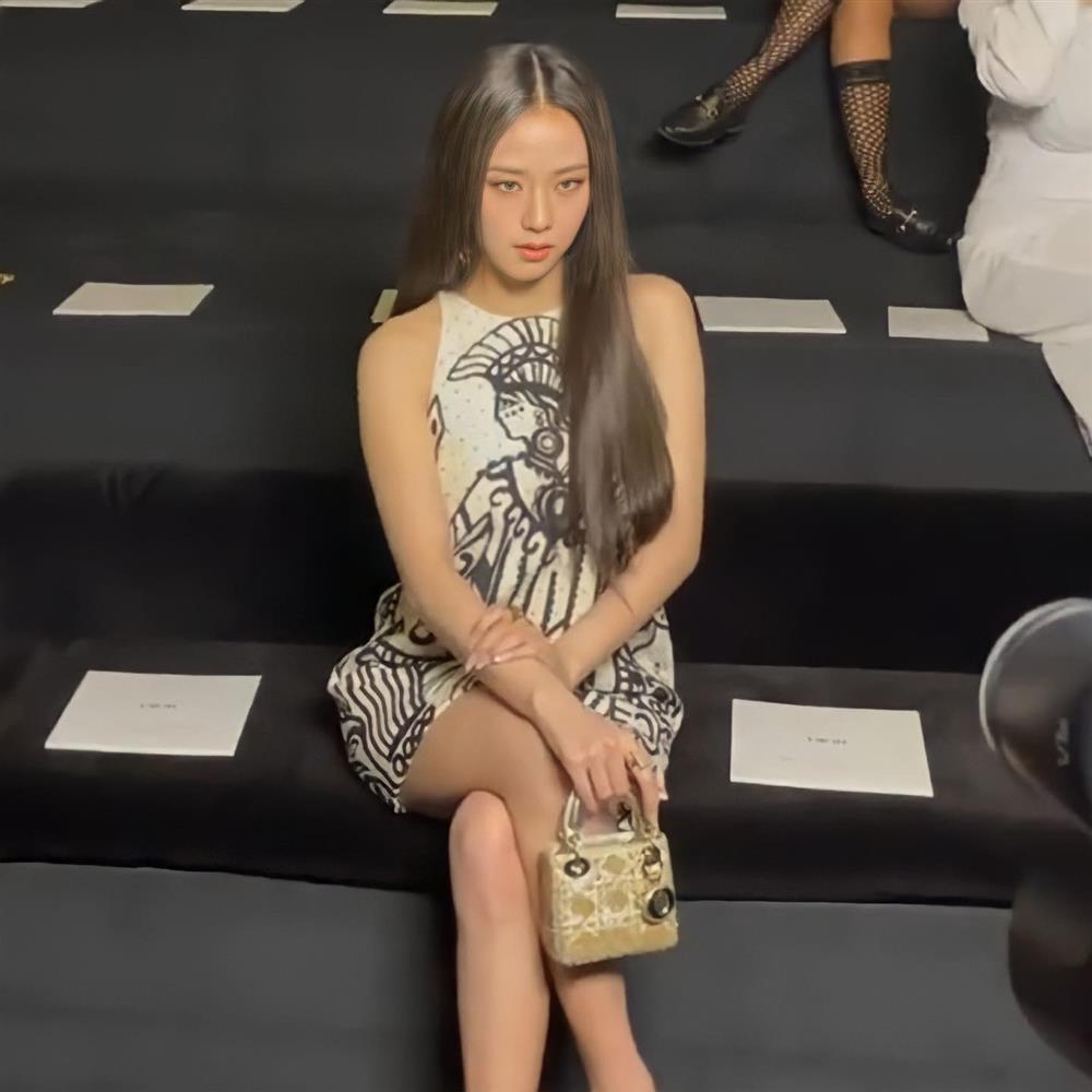 Jisoo BLACKPINK lại chiêu đãi fan bằng loạt hình ảnh không thể ngọt  ngào hơn trong những thiết kế mới nhất của Dior