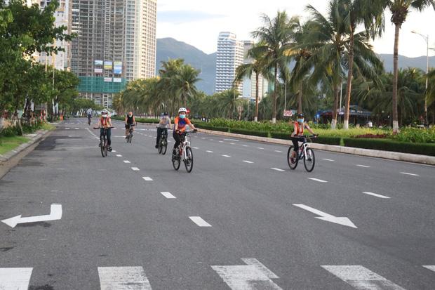 Người dân Đà Nẵng được tắm biển... hoạt động trở lại từ 0h ngày 30/9-2